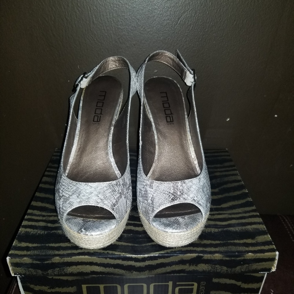 Shoes - Picture 2 of 4